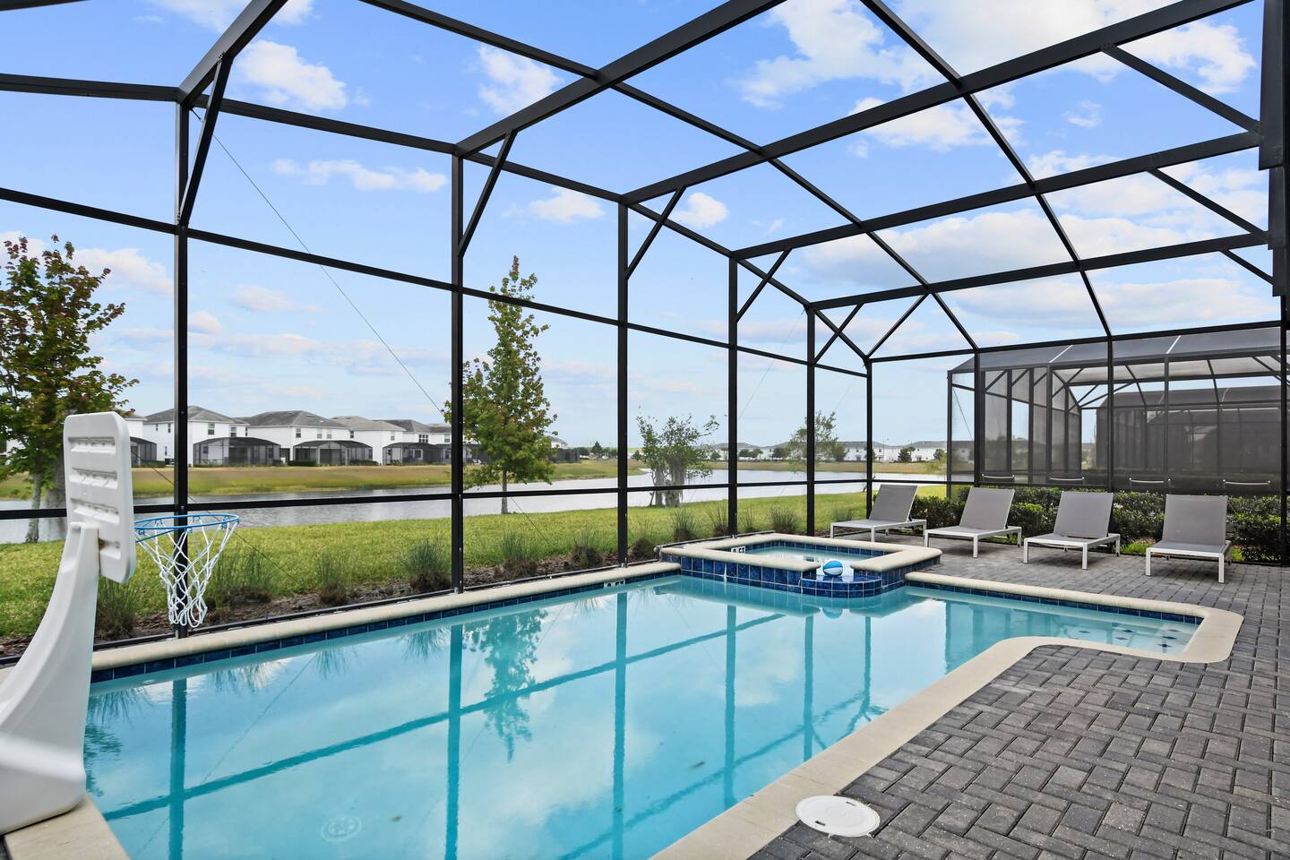 Lakefront pool & outdoor