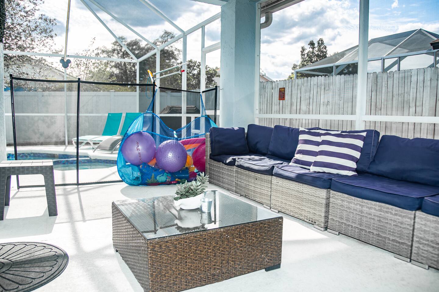 Covered Lanai Lounge