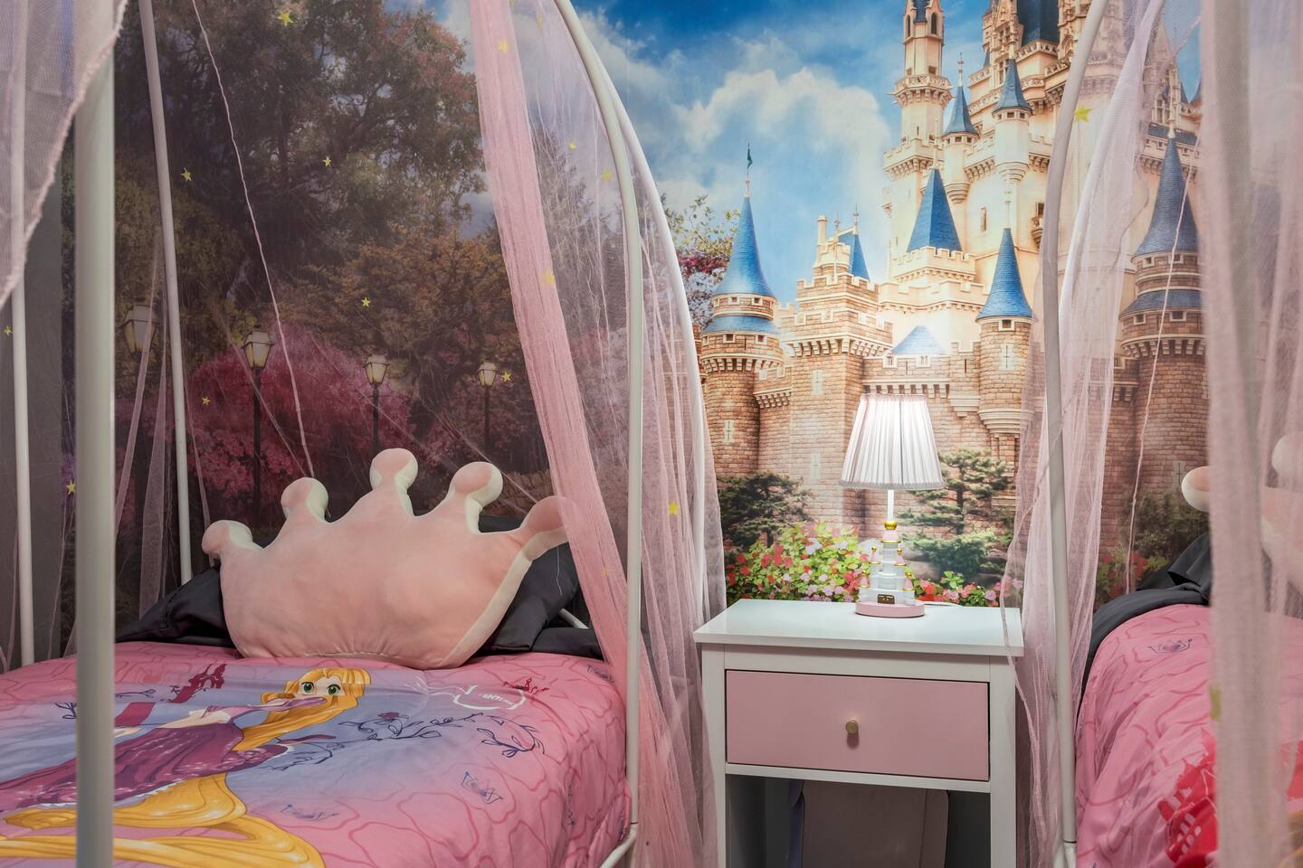 Castle mural detail between the carriage beds with princess lamp and crown pillo
