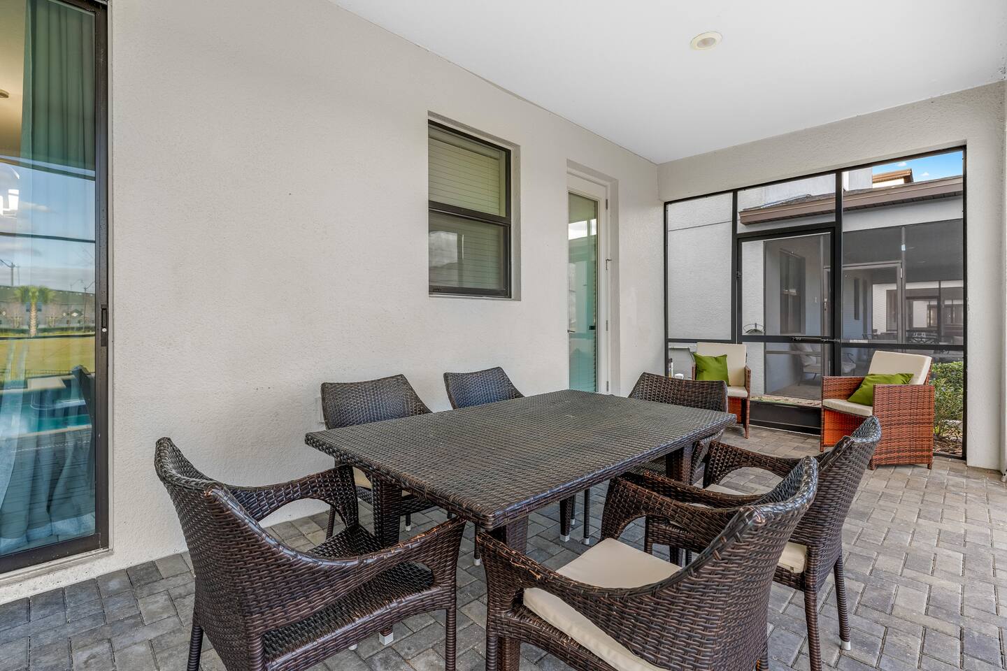 Covered lanai with outdoor dining table for six