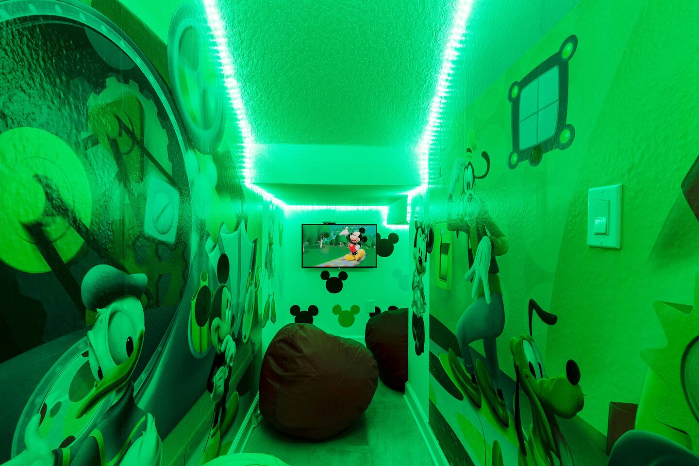 Fun Kids' Hangout: Dive into vibrant adventures with iconic Mickey Mouse Clubhou