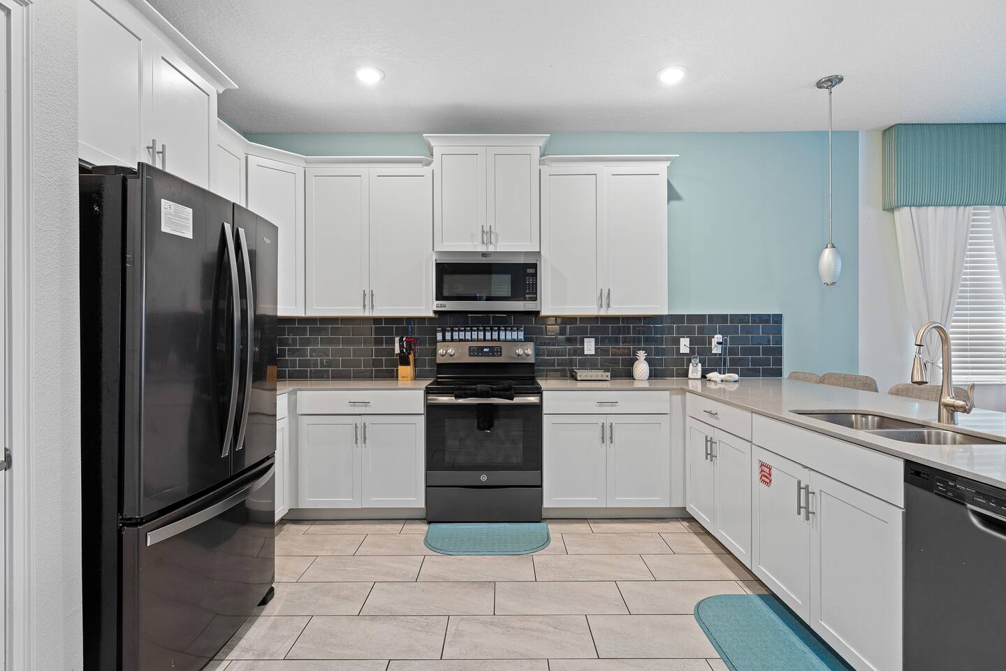 Gourmet Kitchen: Cook up a storm in this modern kitchen with sleek appliances an