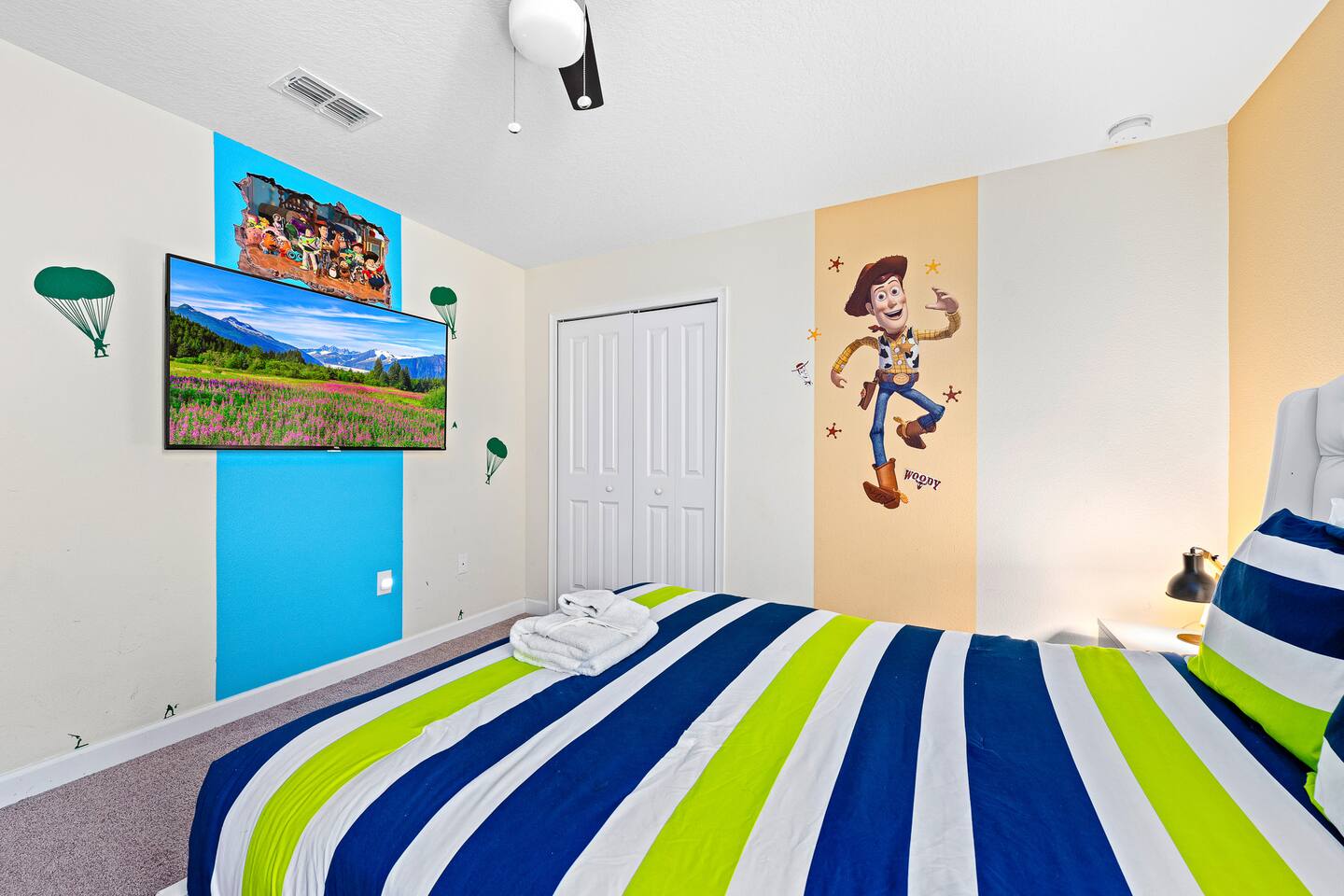 Kid's Toy Story Bedroom: Adventure awaits in this vibrant space featuring playfu
