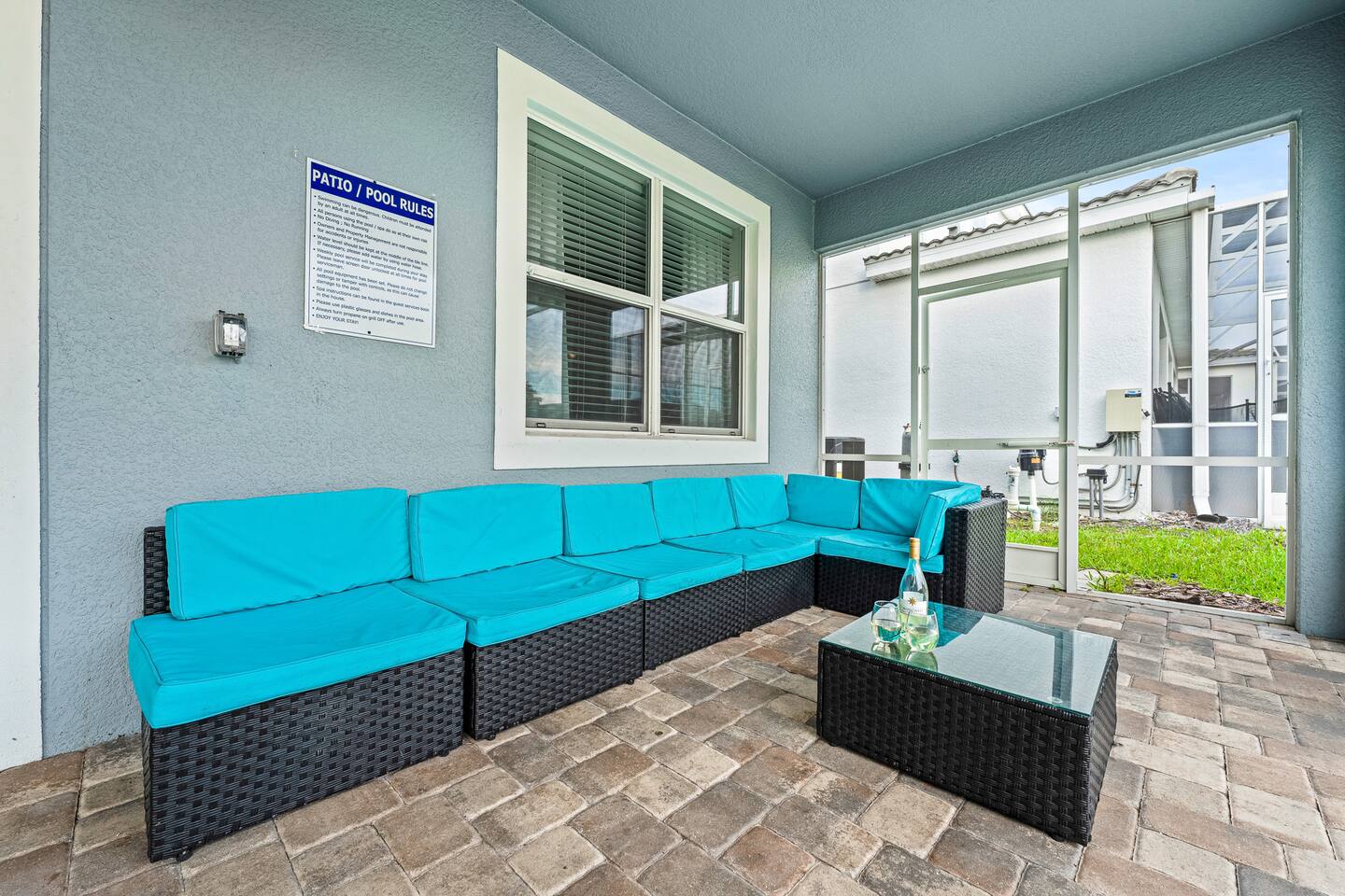 Patio Lounge: Sip drinks on vibrant seating while soaking in the Florida sunshin