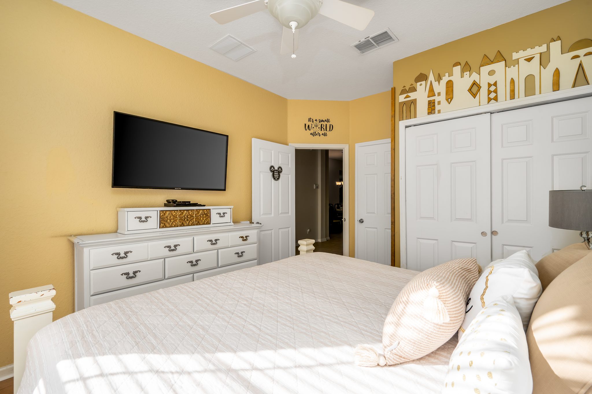 Kng bedroom w/ TV