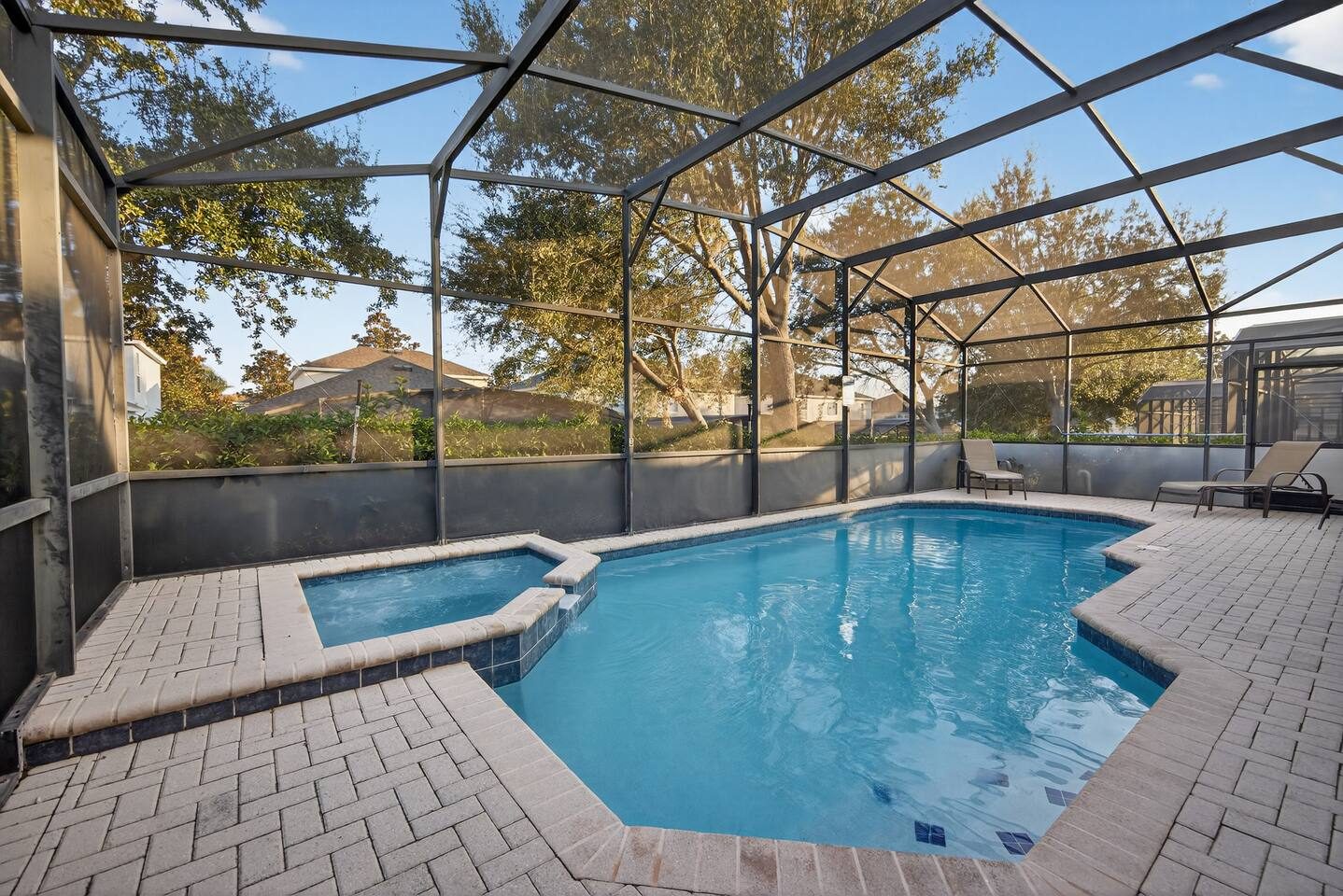 Pool and spillover spa corner under the screen enclosure