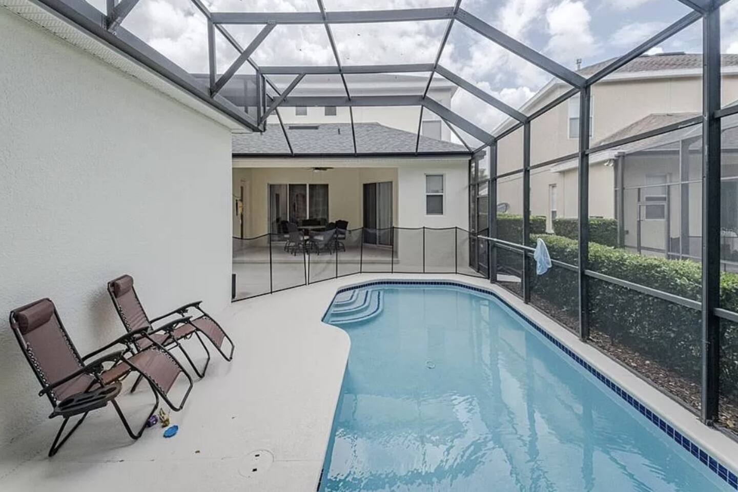 Pool safety fence included, so you can relax without worries!