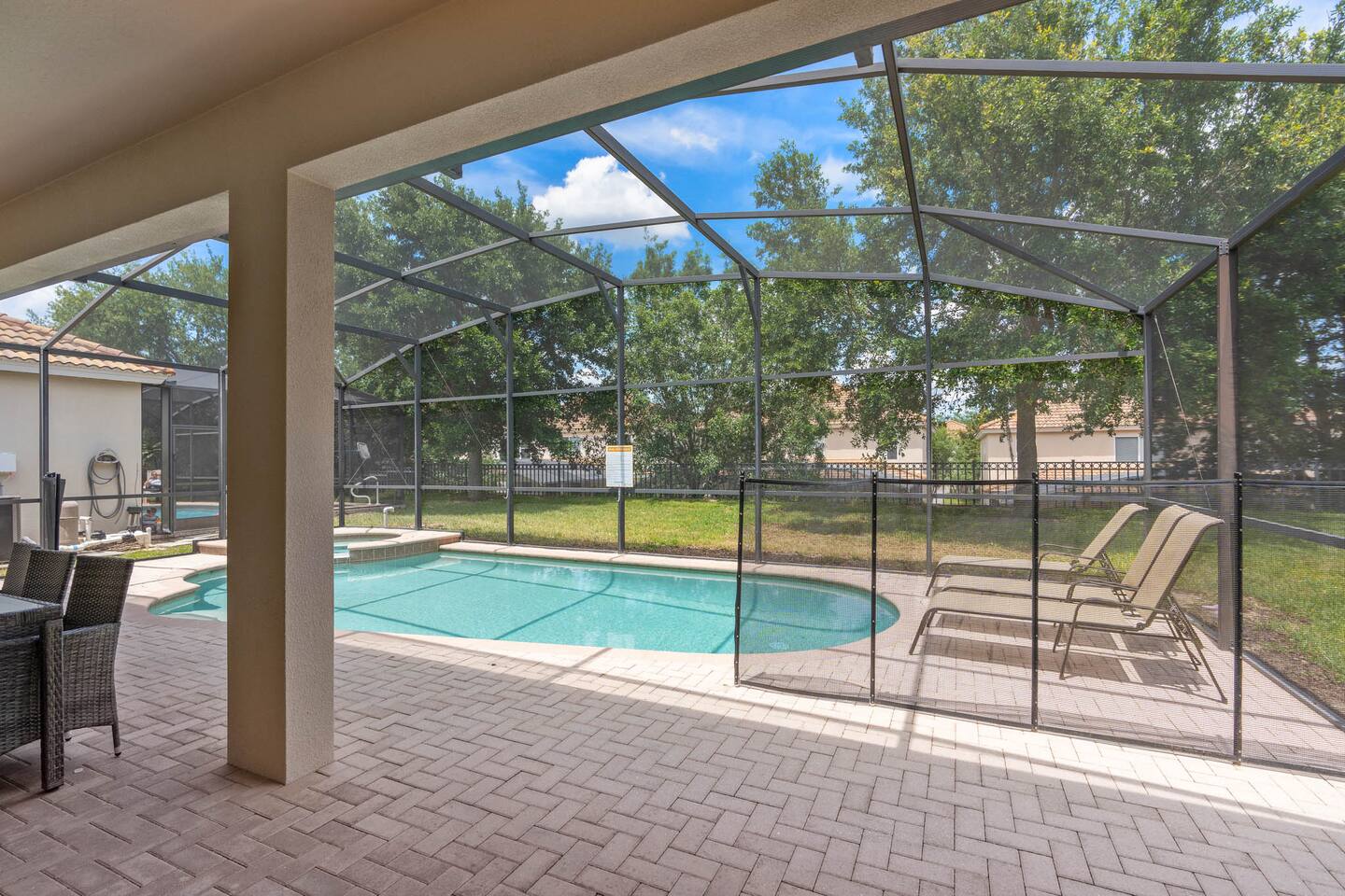 Sparkling pool and relaxing loungers in sunny Kissimmee!