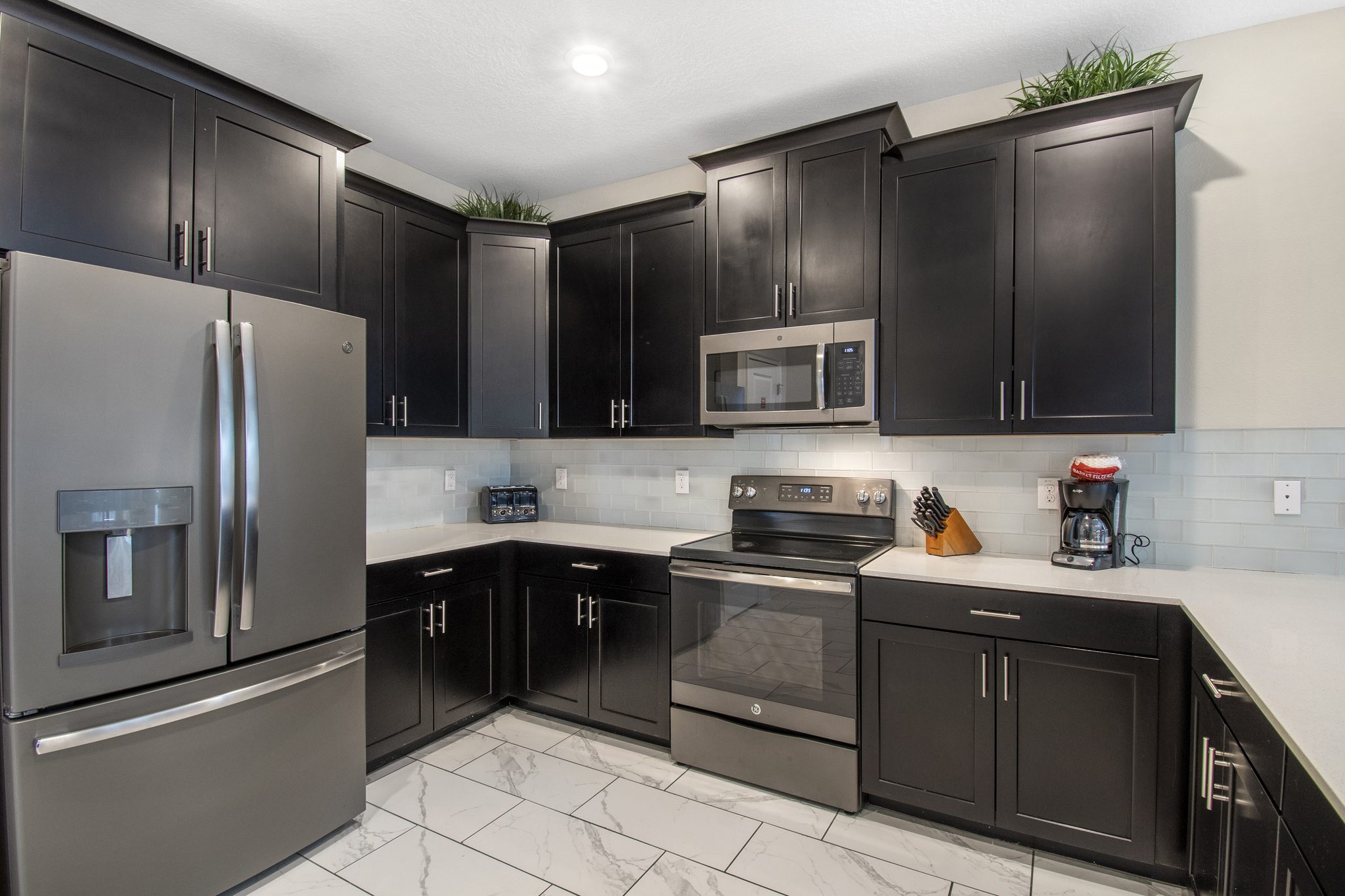 Full kitchen with complete cooking needs