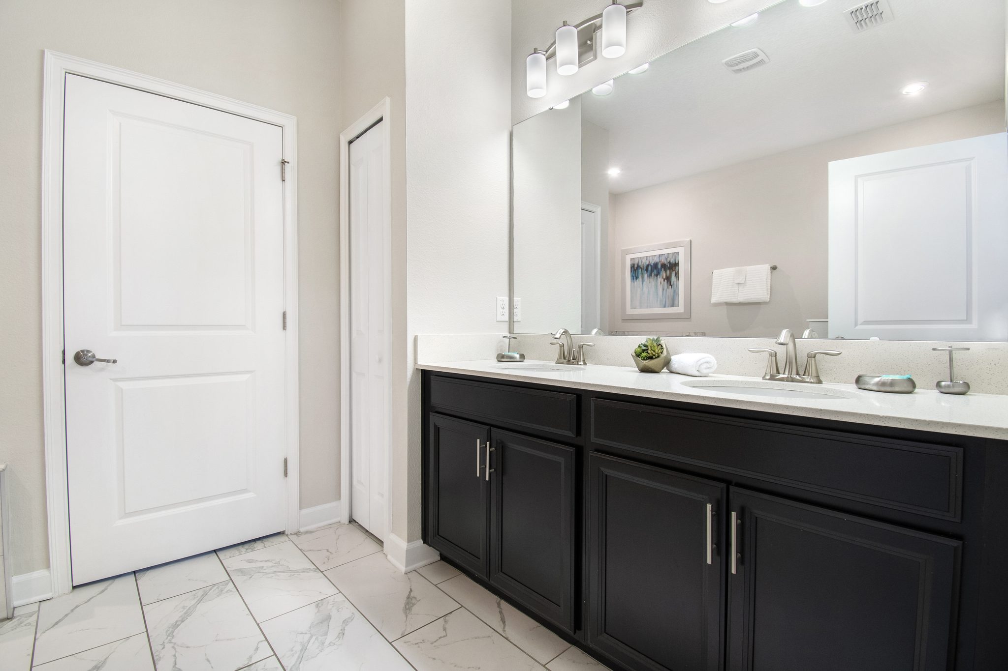 En-suite full bathroom 2