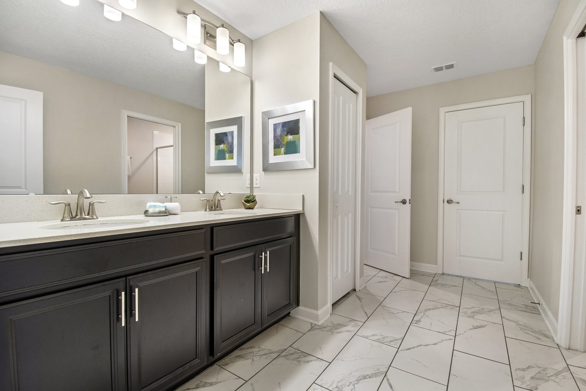 Jack n Jill full bathroom