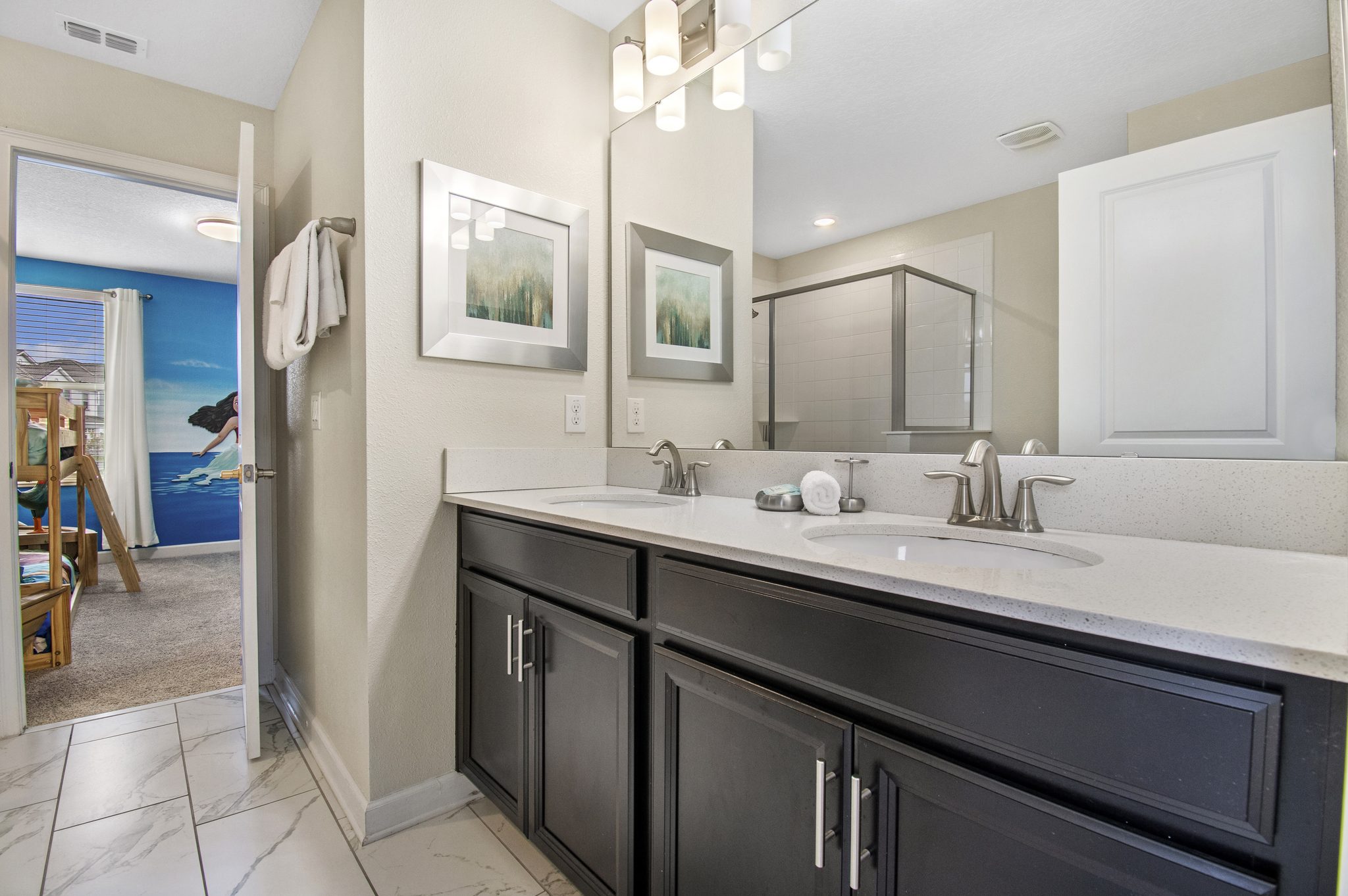 Jack n Jill full bathroom