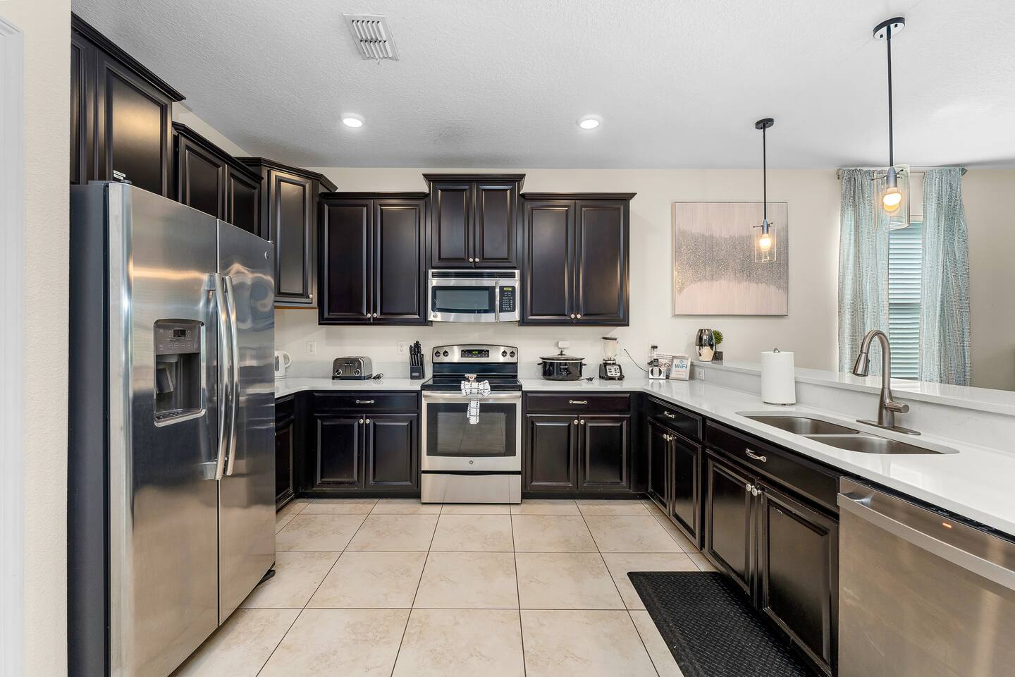 Modern Kitchen: Cook up a feast in this sleek kitchen with stainless appliances 