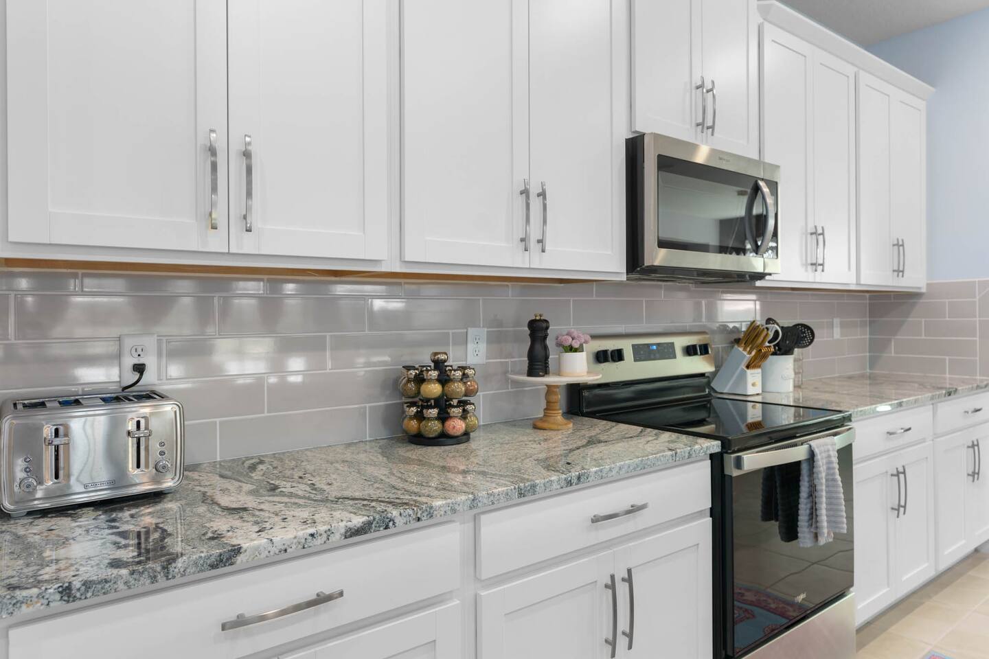 Kitchen with all the fixings!