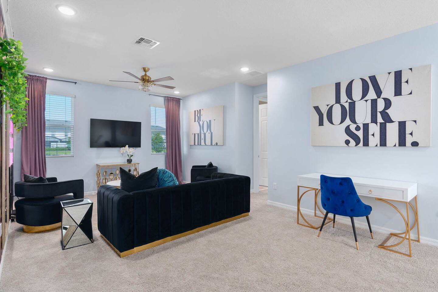 Cozy up in style. Our inviting sitting room is your sanctuary for relaxation. En