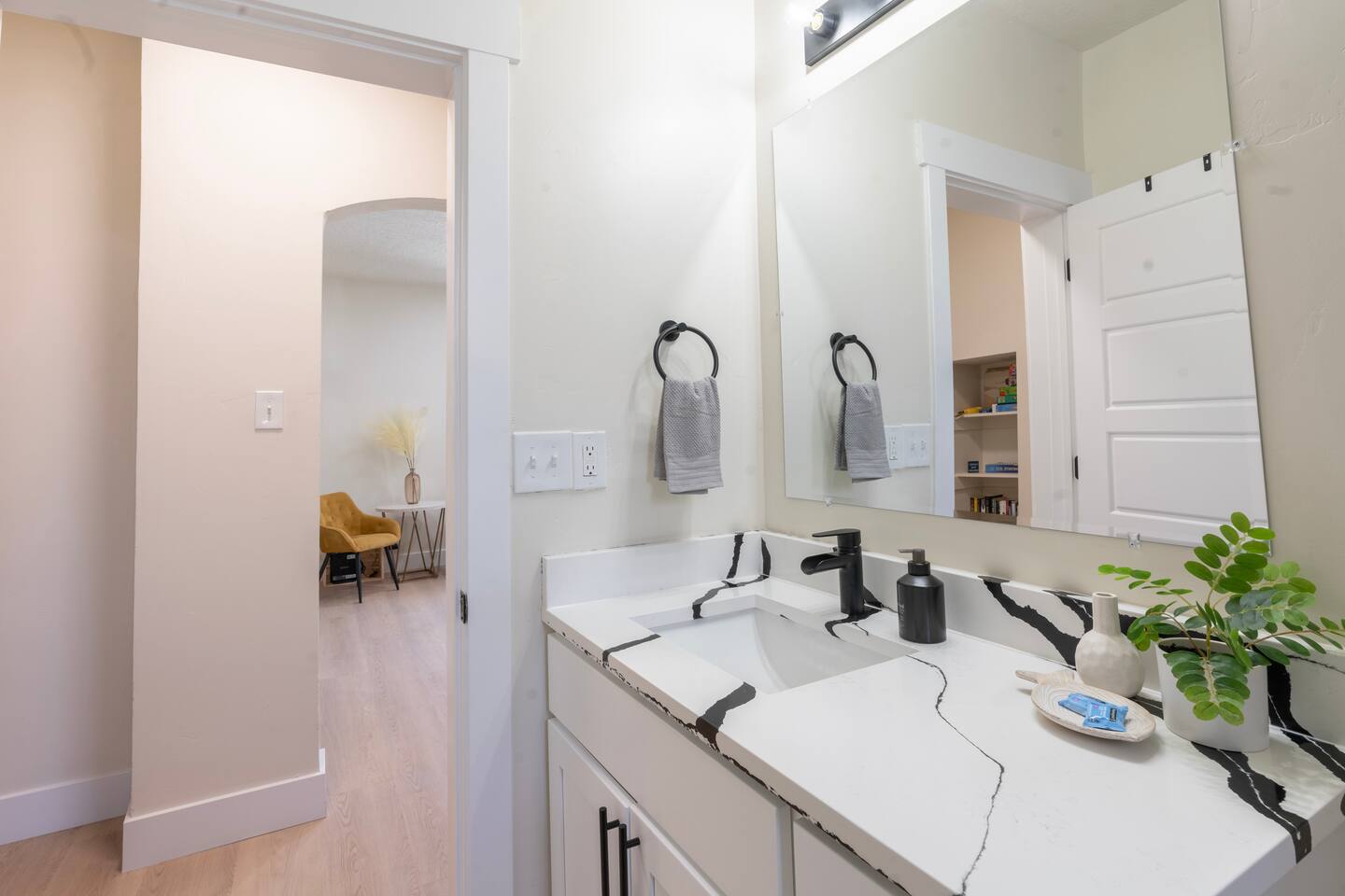Primary bathroom, with tub/shower